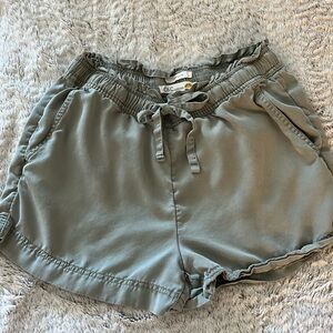 C&C California sage green shorts sz M